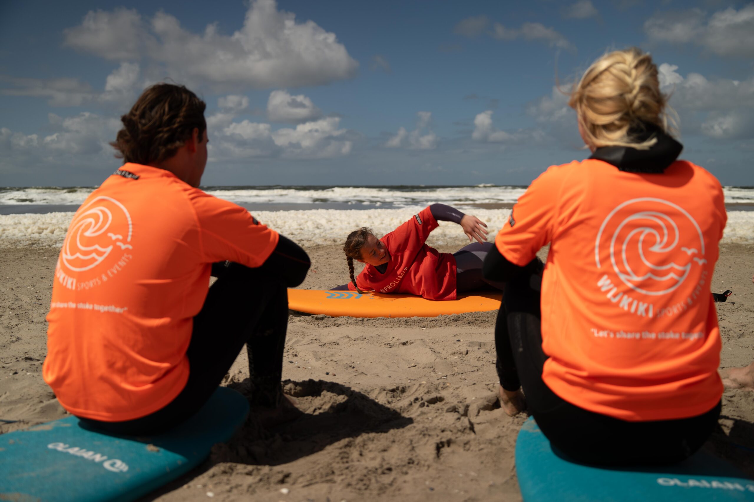 2 personen krijgen surfles