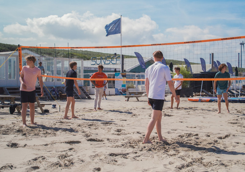 beachvolleybal spelen op het strand