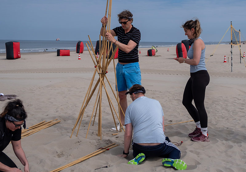 personen bouwen een houten constructie