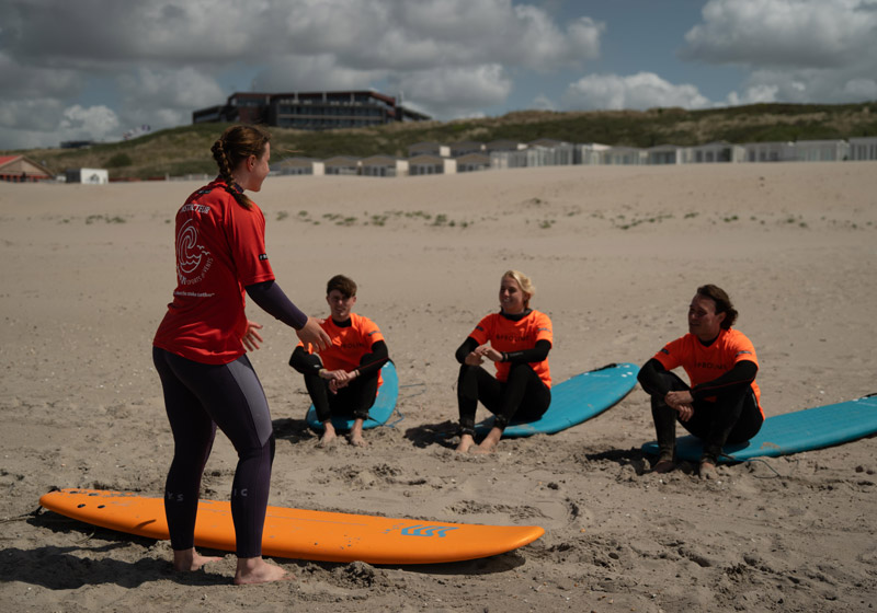 surfinstructeur geeft surf uitleg